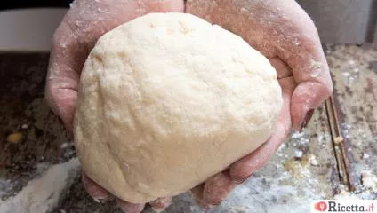 Chiusura dei panetti per la pizza