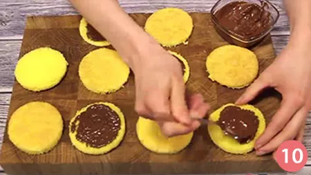 ricoprire di nutella la metà delle basi ottenute