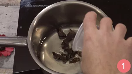 in-un-pentolino-unire-il-cioccolato-sminuzzato-all-olio
