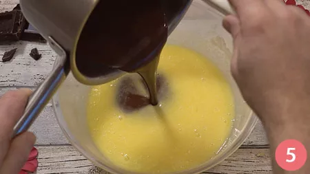 aggiungere-il-composto-di-cioccolato-e-olio-e-mescolare