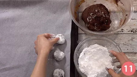 formare delle palline e passarle nello zucchero a velo