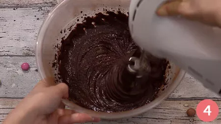 aggiungere le uova, una alla volta e amalgamare con le fruste