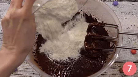 aggiungere la farina setacciata