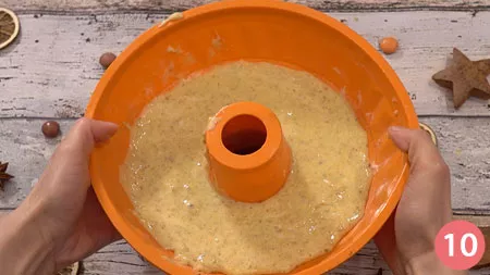 imburrare uno stampo a ciambella e trasferirvi l'impasto