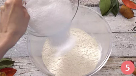 in una boule unire farina e zucchero