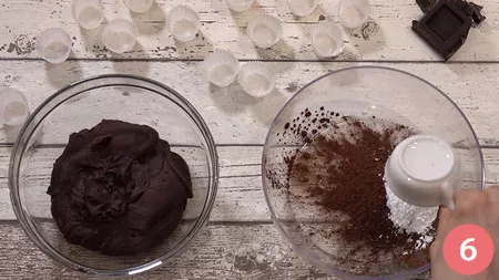 in una ciotola mischiare cacao amaro e zucchero a velo