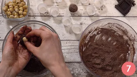 formare delle palline, mettere la nocciola e ricoprirle con cacao e zucchero a velo
