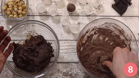 passare le palline nel mix di cacao e zucchero