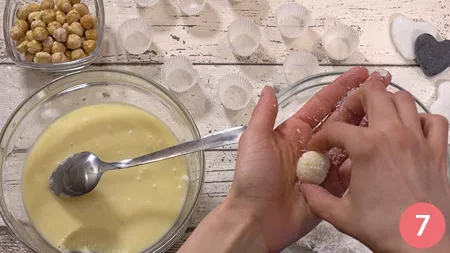 e ricoprirle di farina di cocco