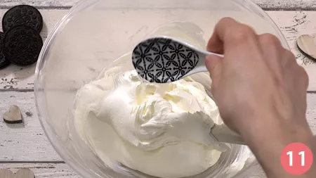 ammorbidire il philadelphia e aggiungere la vaniglia e lo zucchero