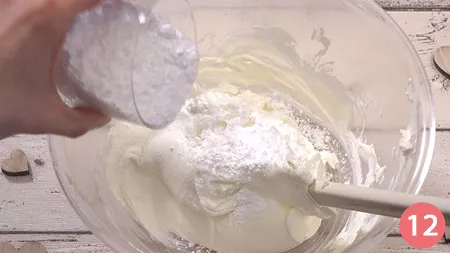 aggiungere lo zucchero a velo