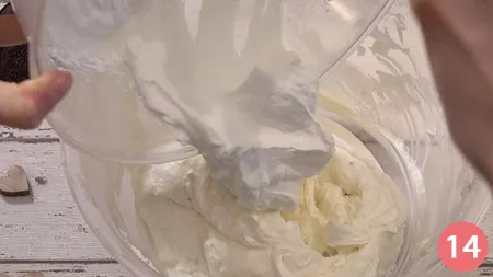 aggiungere la panna montata