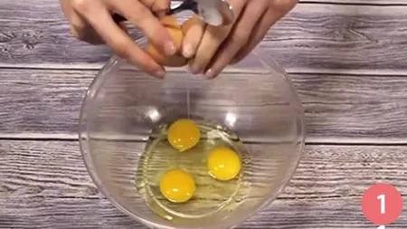 In una ciotola rompere 3 uova