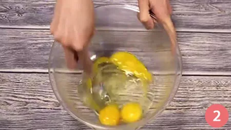 sbatterle qualche secondo con una forchetta 