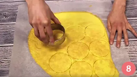 con un coppapasta formale tanti tondi