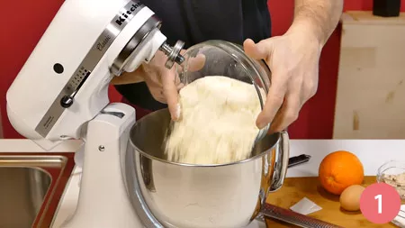 Versare nella planetaria le patate già lessate e schiacciate, la farina 00 setacciata
