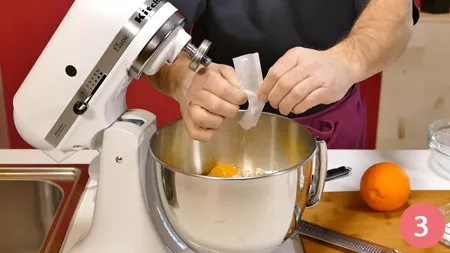 Continuiamo aggiungendo l'uovo, la bustina di vanillina