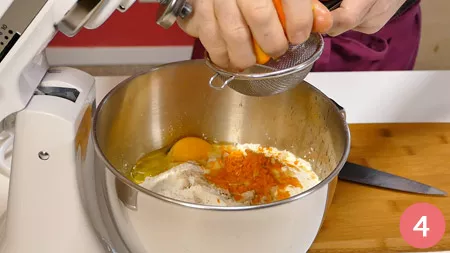 Un pizzico di sale ed infine la scorza grattugiata ed il succo di una arancia