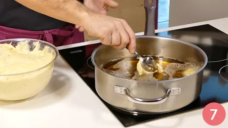 Una volta che l'impasto è lievitato, siamo pronti a friggere