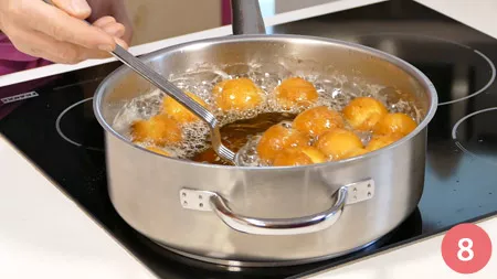 Creiamo delle palline da cuocere velocemente, finchè non sono dorate