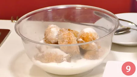 Passiamo, ancora calde, nello zucchero semolato