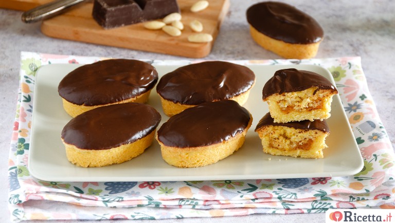 Fruttone leccese, farcito con confettura e crema di mandorle