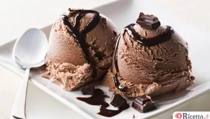 Gelato al cioccolato fatto in casa con e senza gelatiera