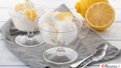 Gelato al limone senza gelatiera e senza uova: cremoso e fresco