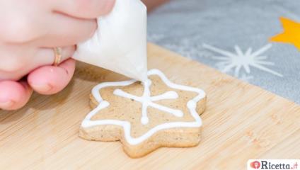 Glassa all'acqua, la ricetta facile per decorare biscotti e torte