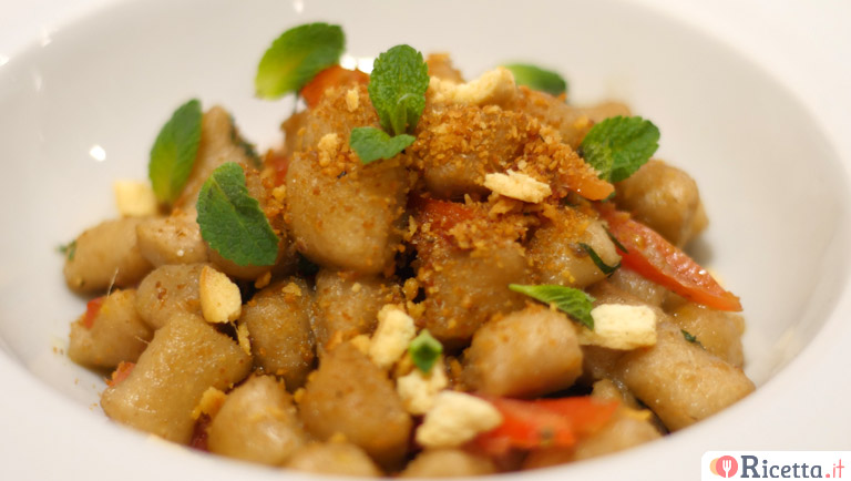 Gnocchetti semintegrali con acciughe e crumble di taralli