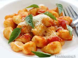 Ricetta Gnocchi di patate al sugo - Consigli e Ingredienti ...