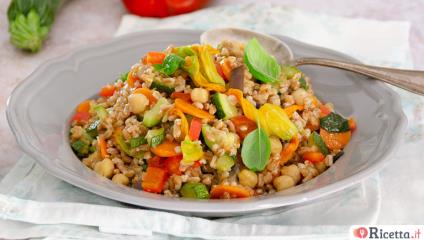 Insalata di farro con ceci e verdure estive: ricetta leggera e nutriente