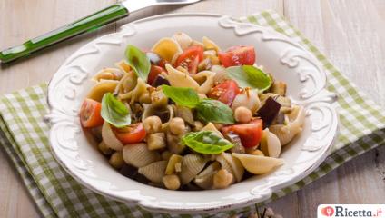 Insalata di pasta con ceci, pomodori e olive