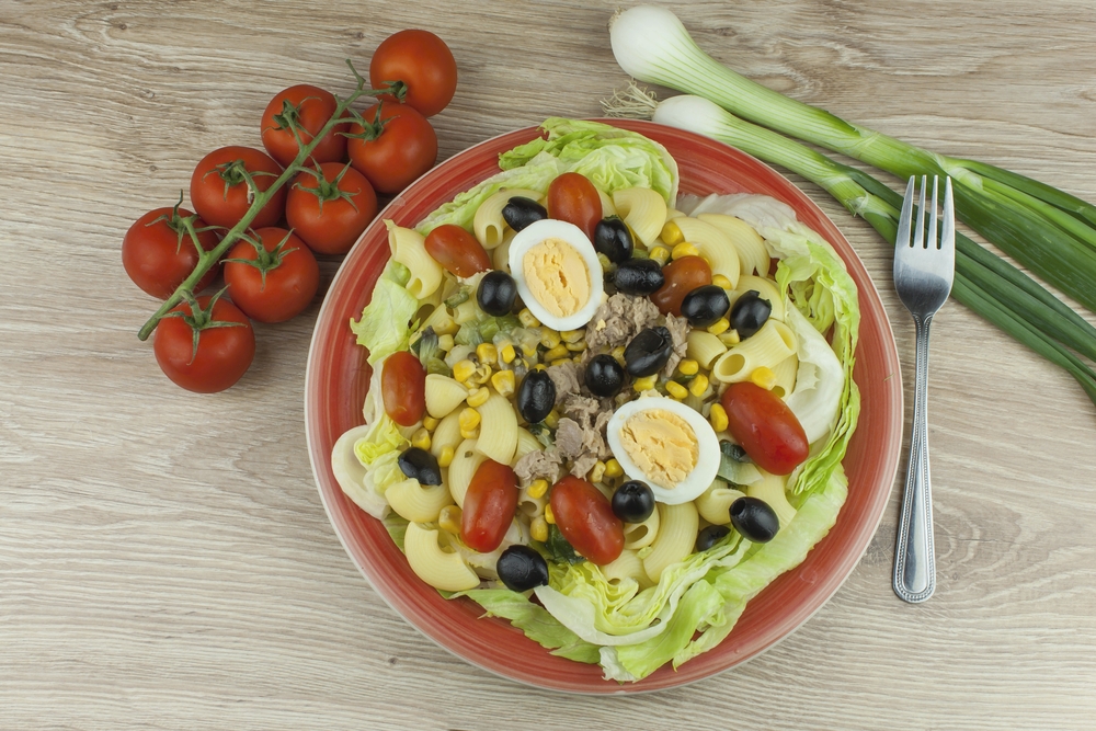 Come rendere l'insalata di pasta un piatto unico