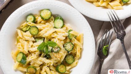 Insalata di pasta con zucchine e olive