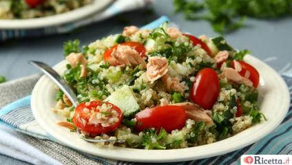 Insalata di quinoa, verdure e salmone