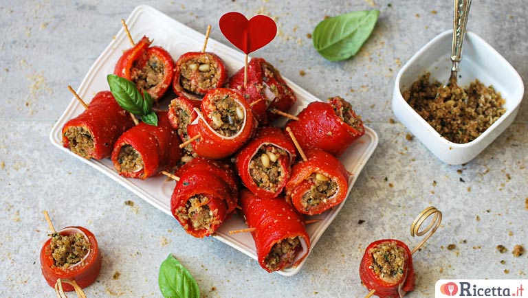 Involtini di peperoni, perfetti come aperitivo o per un buffet