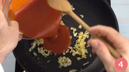 Involtini di vitello al sugo con prosciutto e mozzarella - Passaggio 4