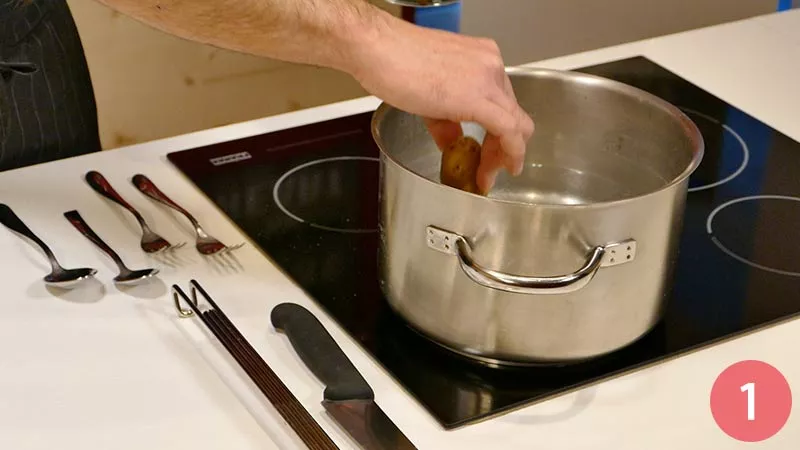 Riempiamo d'acqua una pentola, aggiungiamo un po' d'aceto ed un po' di sale e facciamo cuocere le patate con la buccia per 15/18 minuti. 