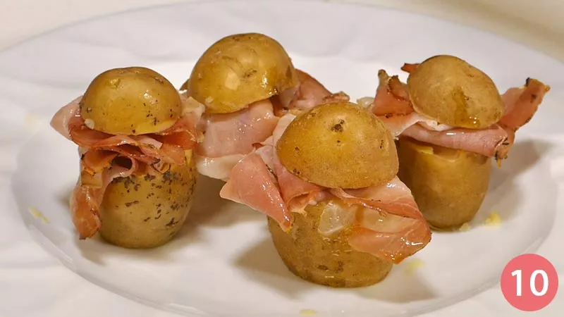 Aggiungiamo una fetta di speck ripiegata su se stessa e poniamo il 