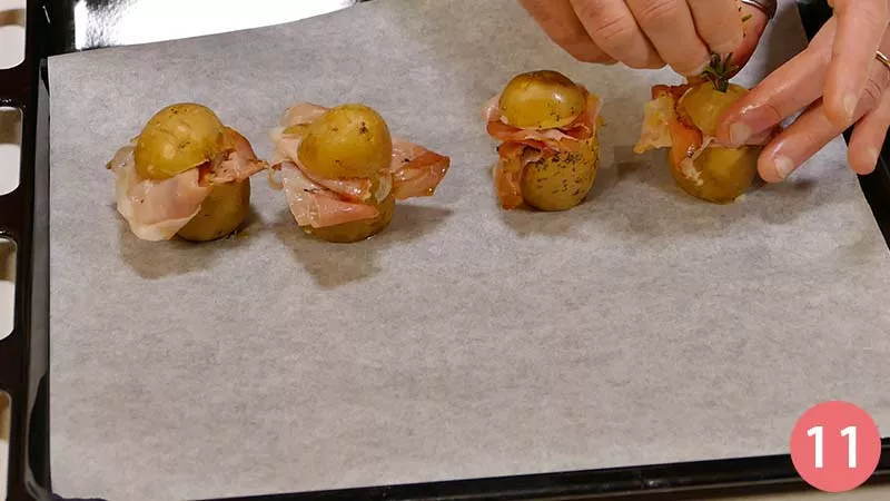 Decoriamo con un rametto di rosmarino, disponiamo le patate sulla teglia con carta da forno ed inforniamo a 180° per 10-15 minuti.