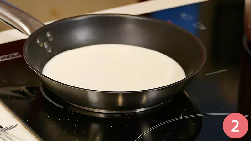 Nel frattempo mettiamo un po' di latte in un padellino.