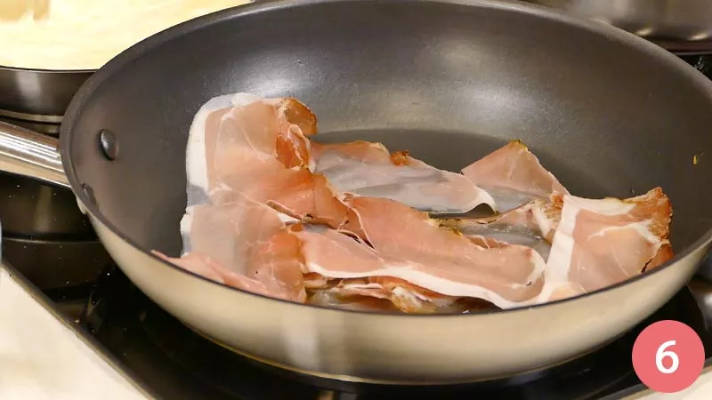 Facciamo soffriggere velocemente lo speck in padella con un filo d'olio extravergine.