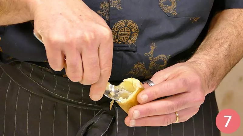 Prendiamo ora le patate: tagliamo il cappello e mettiamolo da parte, scaviamo l'interno con l'aiuto di un coltello, in modo da creare una nicchia in cui verrà versato il ripieno.