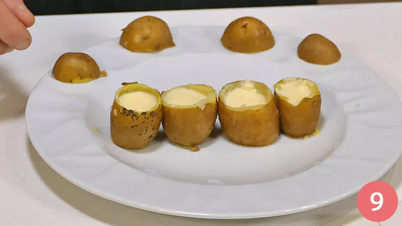 Passiamo a farcire la patate con la crema di formaggio.