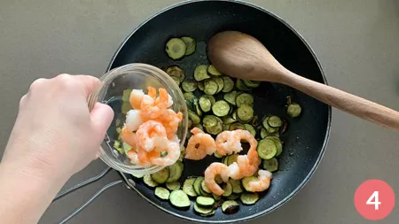 Linguine gamberetti, zucchine e zafferano - p4