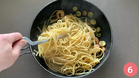 Linguine gamberetti, zucchine e zafferano - p6