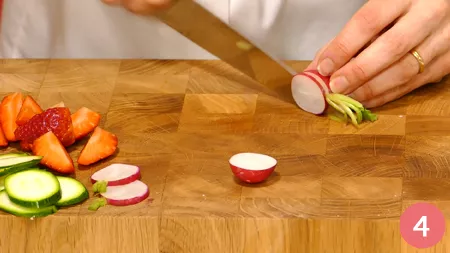 Macedonia di frutta e verdura con feta e crumble di nocciole - Passaggio 4