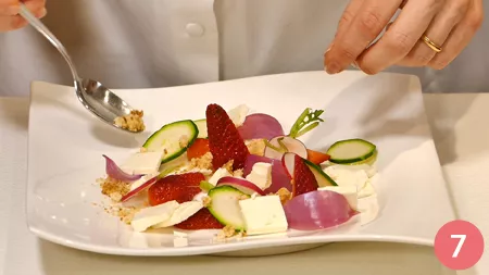 Macedonia di frutta e verdura con feta e crumble di nocciole - Passaggio 7