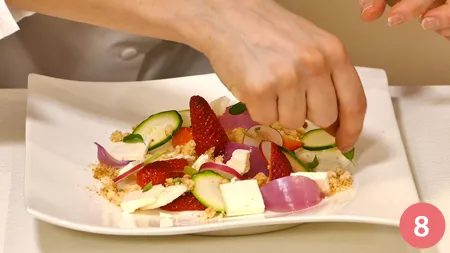 Macedonia di frutta e verdura con feta e crumble di nocciole - Passaggio 8